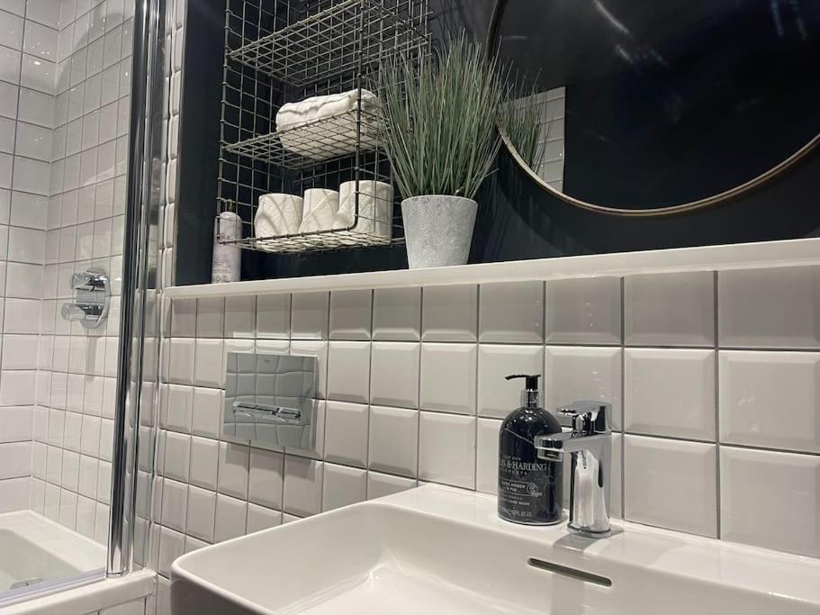 Trendy Apartment In Cardiff Free Parking Bagian luar foto