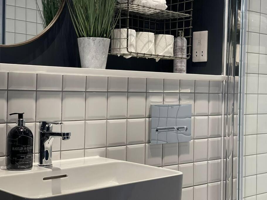 Trendy Apartment In Cardiff Free Parking Bagian luar foto
